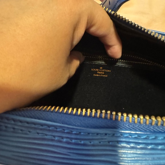 Louis Vuitton Jeune Fille Crossbody Epi Leather - Picture 5 of 7